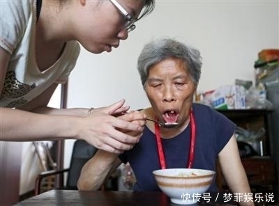 56岁老儿子照顾83岁老年痴呆妈妈,医生告诉您哪些人容易老年痴呆