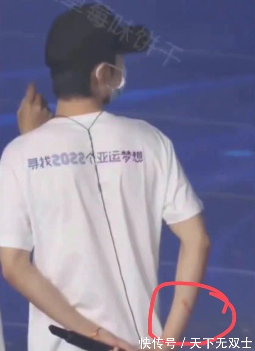跪地画图,身着短袖难掩手臂十厘米伤疤!