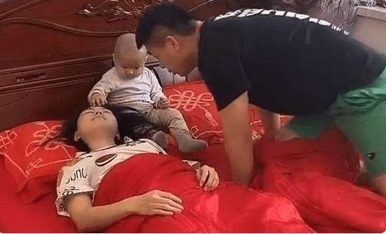 兴趣爱好|一家三口睡觉走红:爸妈装疯卖傻,好一对“戏精”,宝宝一脸茫然