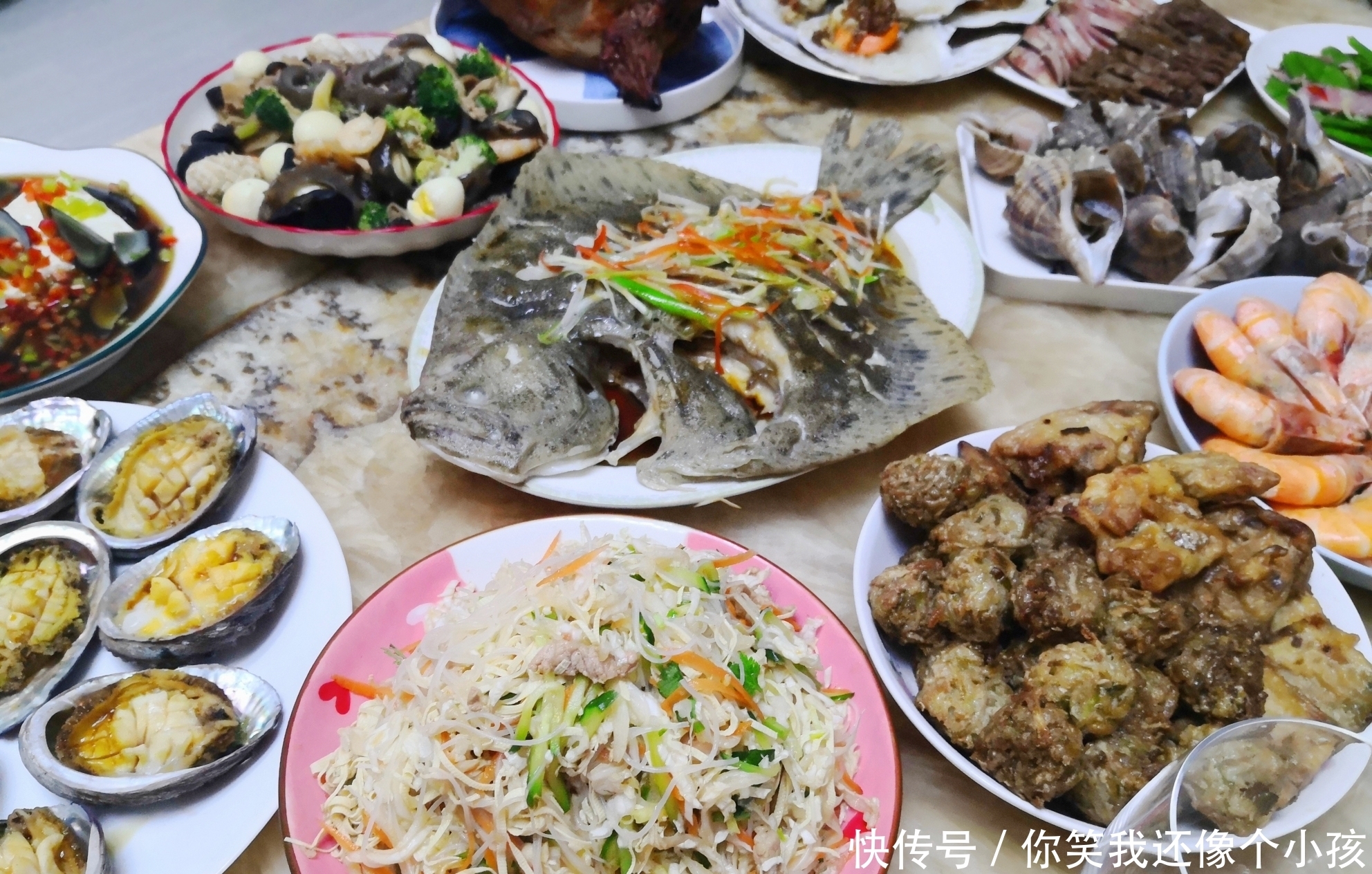  东北普通人家的年夜饭，摆盘虽不精致，味道一流，鱼肉海鲜全都有