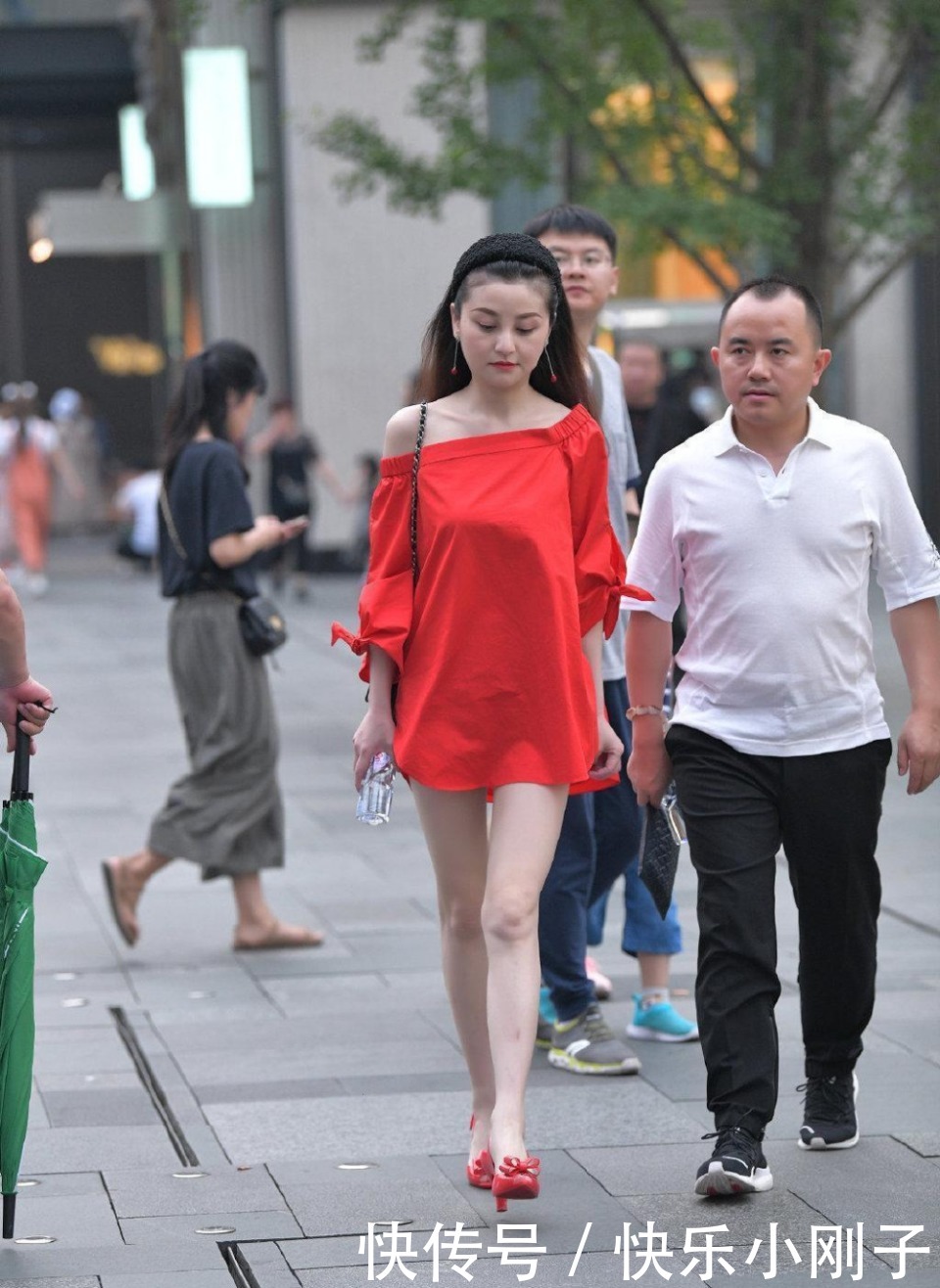 红色裙子配红色高跟鞋,成熟女人轻松驾驭,尽显气质