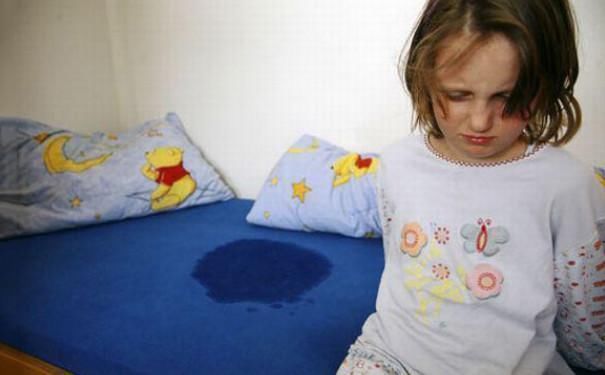 父母|孩子上了小学还尿床?父母不要轻易发火,这样处理才是对的
