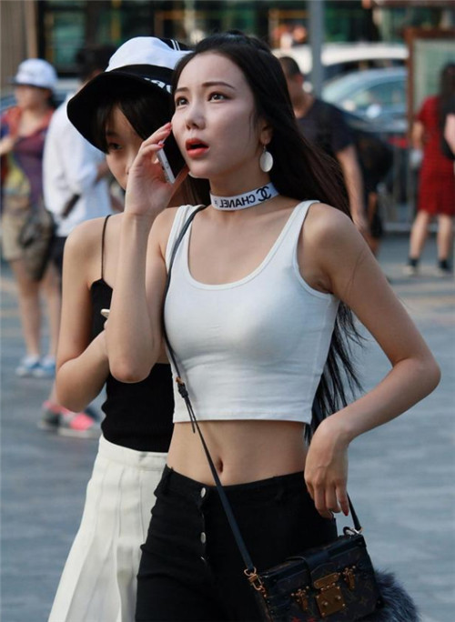 简约|街拍温文儒雅的小姐姐,简约而不简单,养眼又好看