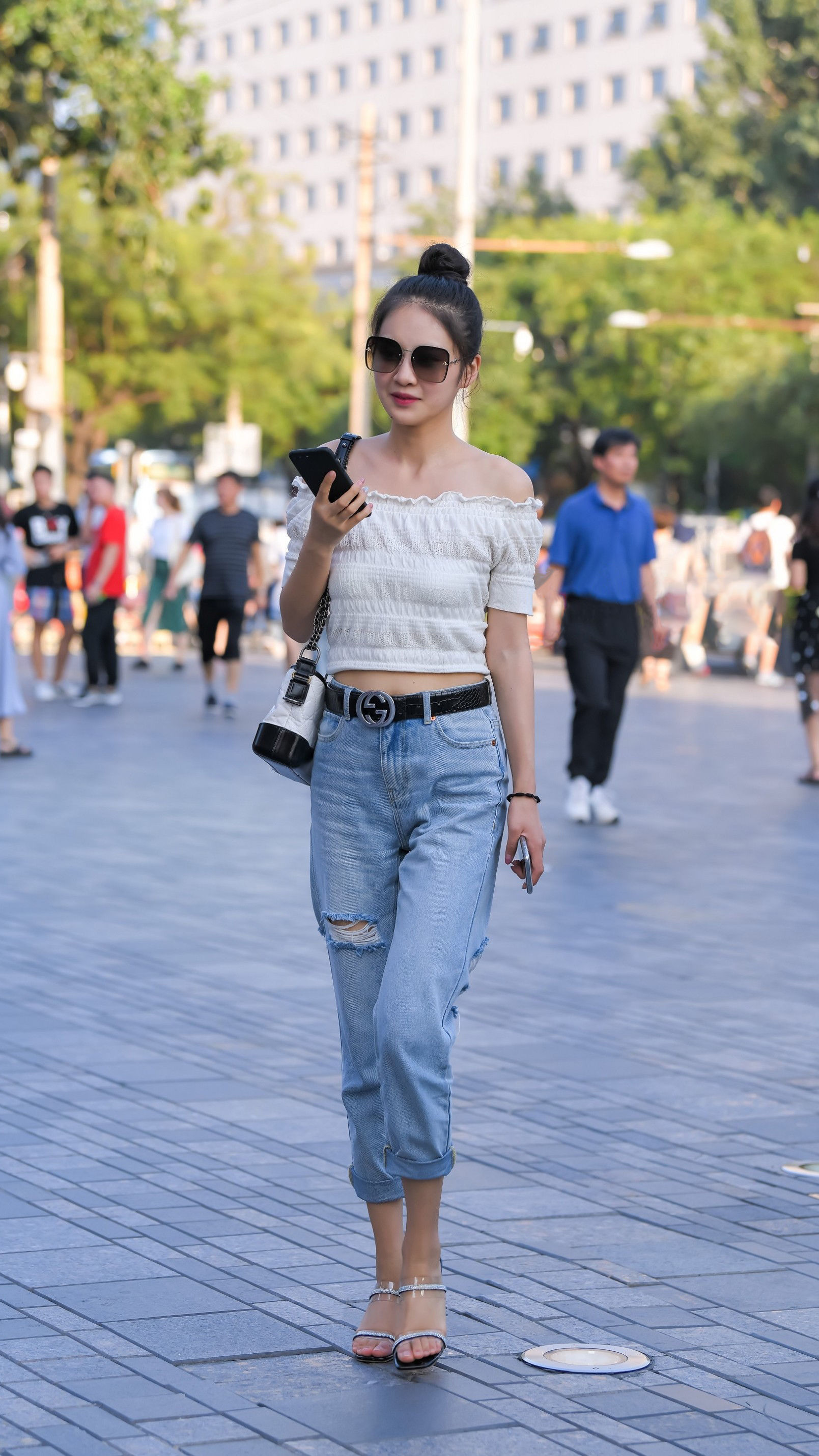 中秋|中秋时节,美女用破洞牛仔裤搭配高跟凉鞋,时髦洋气还显身材苗条