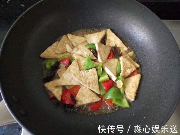 豆腐此做法比肉都好吃,外酥里嫩,两块钱一大盘,全家抢着吃