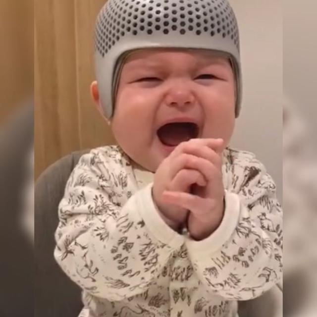 父母|宝宝头睡扁了,没想到戴上头盔却是这样的反应,网友看着都心疼