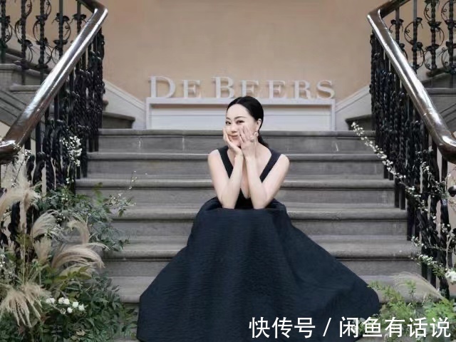 印花|章小蕙自带名媛气质,微胖身材穿小黑裙更迷人,一看就是高级贵妇