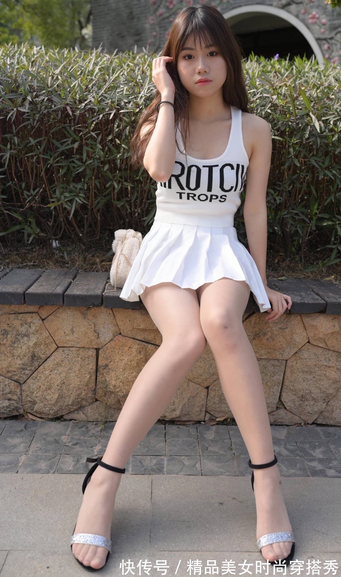 高跟 百褶裙小背心配上一双高跟凉鞋,清凉有型,时尚动人