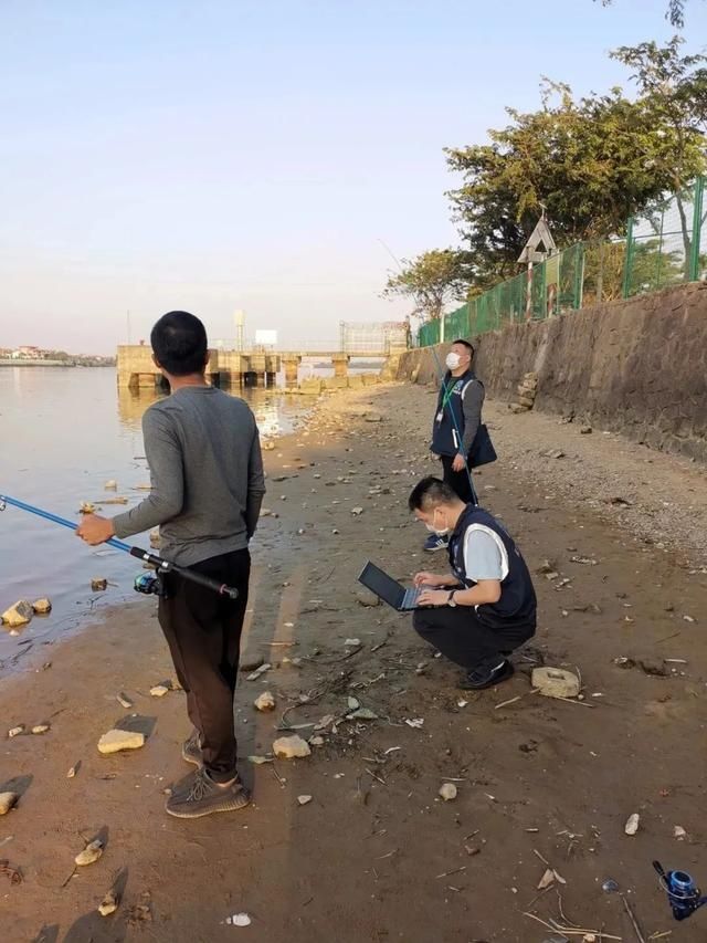 有人在东江边上钓鱼？注意在这些地方钓鱼是违法的