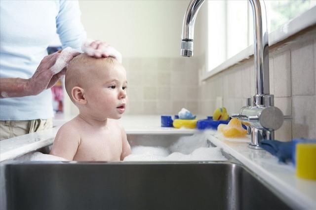 生病|给宝宝洗澡前后都要切记 这3点不要做 触碰一条宝宝都会生病