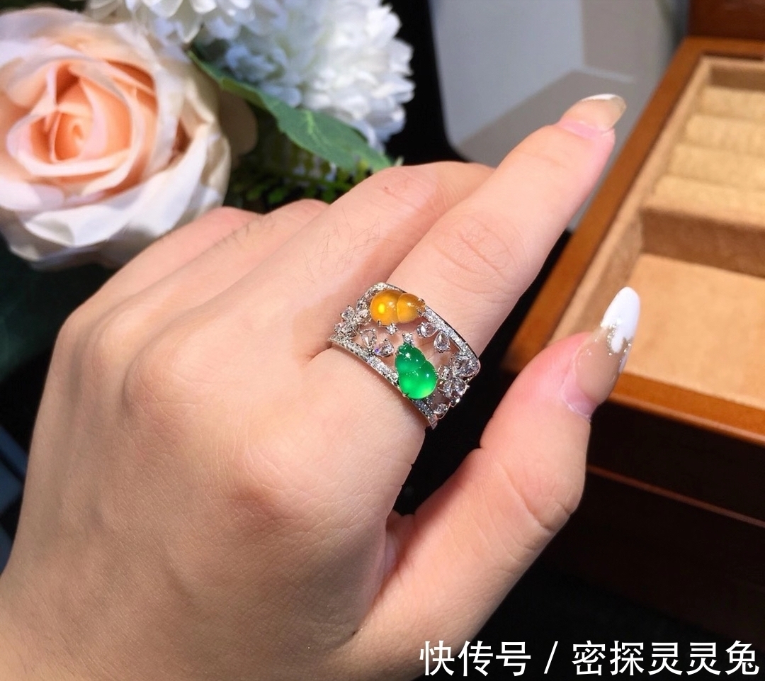 手镯#它自带高贵被称为“金翡翠”,如阳光般的温暖,给人庄重典雅之感