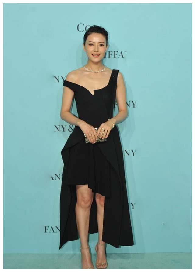 高圆圆终于美成霸主 穿吊带裙秀香肩 气场强大比例傲人 全网搜