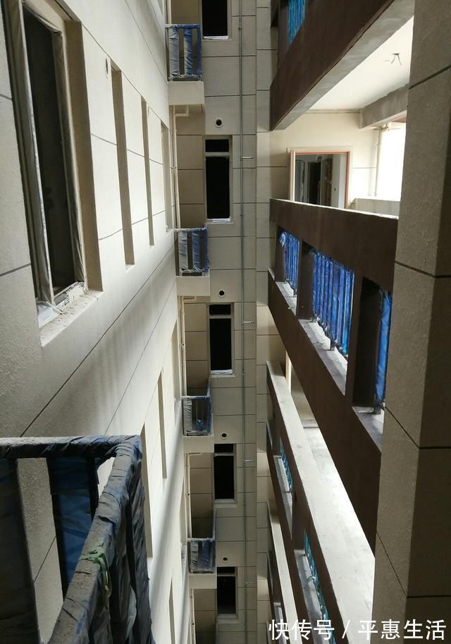 电梯房|开发商套路真是深高层电梯房带个长连廊,业主还傻傻以为采光好