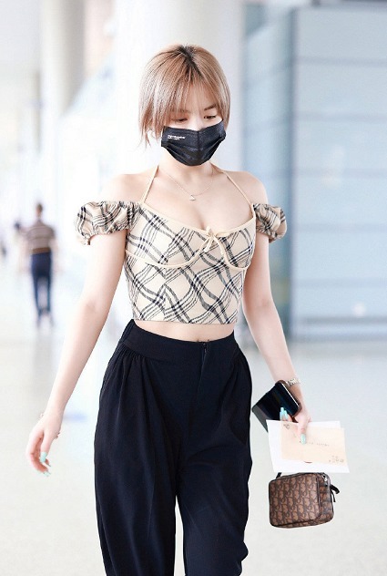 小蛮腰|女明星安崎气质绝了,穿卡其色格纹露脐装配黑色长裤,高级又洋气