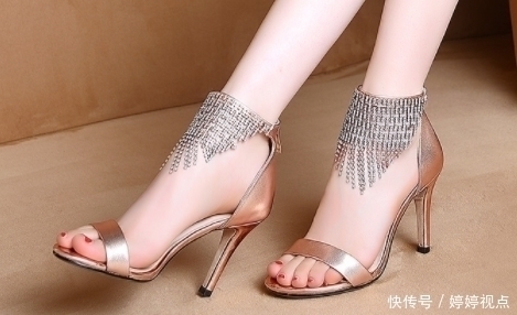 细跟 女生穿细跟凉鞋,款式别有新意,展现女性的非凡气质