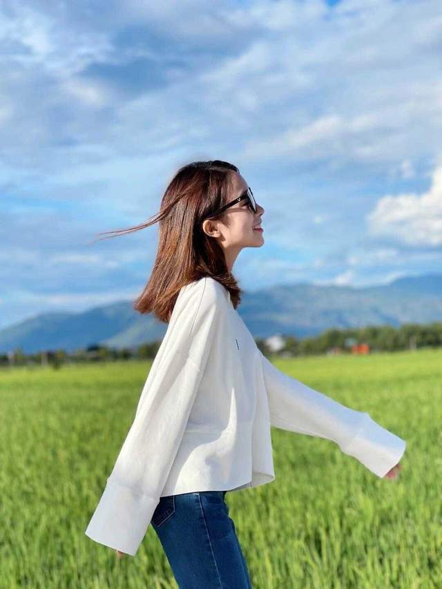 穿搭|秋季怎么穿舒适又洋气?白色卫衣搭配牛仔裤简约大气,减龄时髦