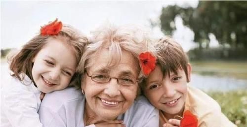 在你身边|为什么奶奶越来越遭嫌弃,姥姥却成为带娃主力军?理由其实很现实