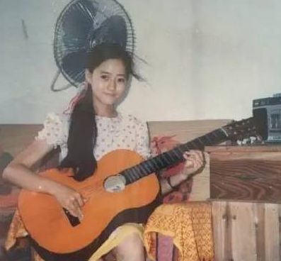 父母|“爸，你怎么看上我妈了？”儿子看到父母年轻的照片后，产生疑问