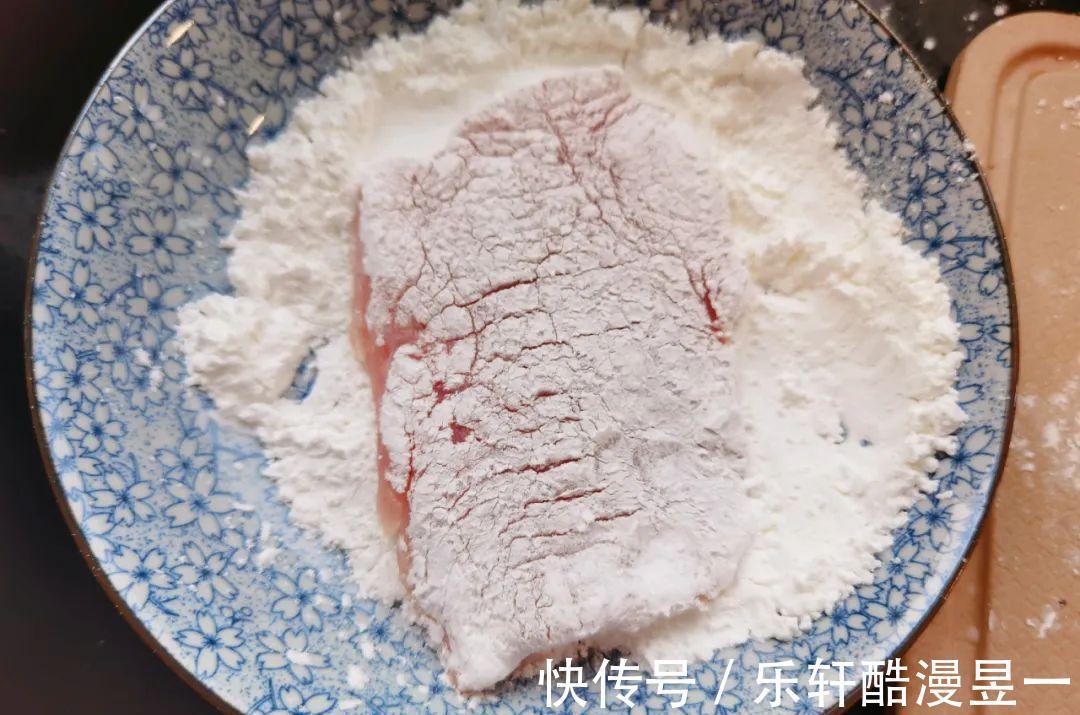 黑胡椒|【食物恋】今天教你炸猪排，外表酥脆内里鲜嫩，快来试试吧！