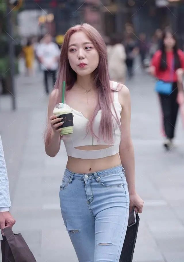 开叉裤 蓝色破洞打底裤搭配白色背心,款式感特别强,质感超凡