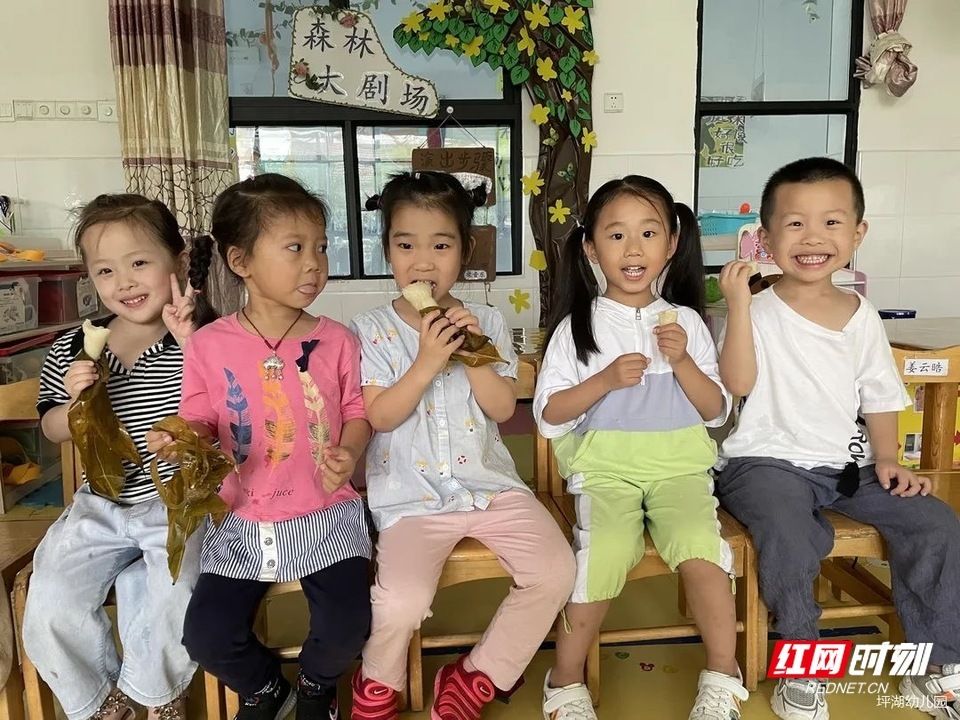 孩子们|常德：幼儿园萌娃学包粽子，最后吃进嘴的样子太可爱