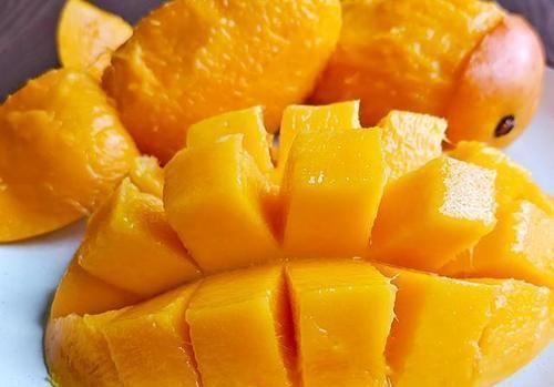 今天才知道,剥芒果皮这么简单,不脏手不流汁,这方法太棒了