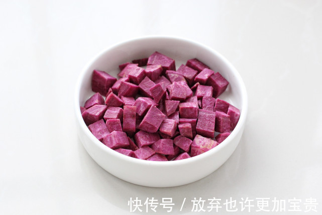 风靡朋友圈的网红小甜品，没有烤箱也能做，软糯香甜一口气能吃仨