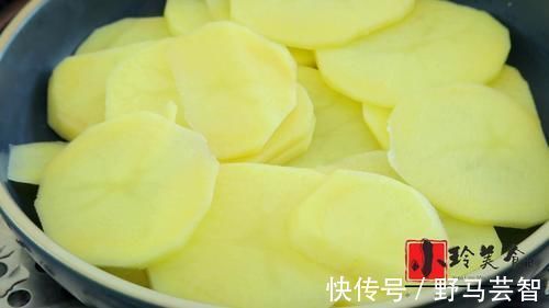 面粉|土豆不要炒着吃了，教你老吃法，不用水不加面粉，香甜软糯还拉丝
