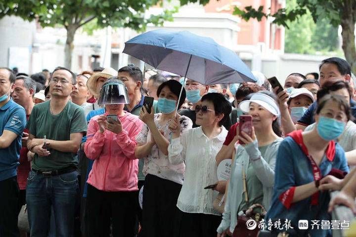 考试|首场考试结束，山师附中考点外，家长翘首以盼