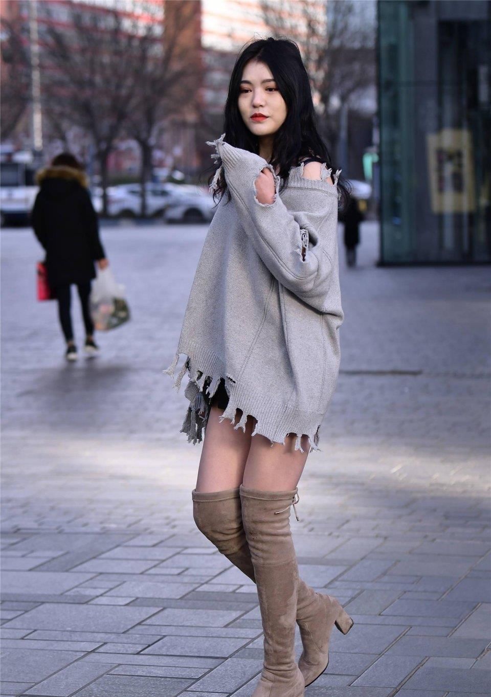 时尚漂亮的女生，冬天脱外套就是为了拍好看的照片