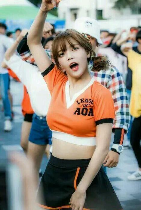 小姐姐|胖女孩的另类穿搭,把防晒衣当腰带,故意“剪破”牛仔短裙