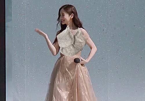 奔跑吧其他成员都穿家居服走秀,唯独baby盛装打扮,节目组过分了