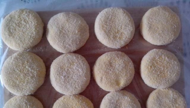 炸糊|南瓜饼为什么炸的没餐馆好,不饱满还容易炸糊,掌握这两点很关键