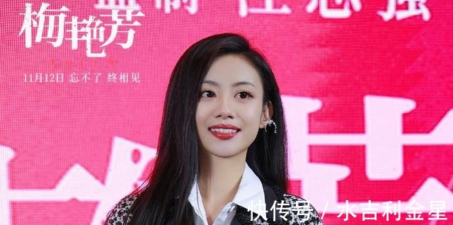 尴尬，伍珂玥参加《梅艳芳》主创见面会，晒的碟片并不是正版