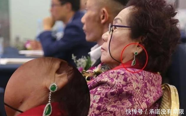 翡翠手镯|她被誉为“翡翠皇后”,出席一场活动身戴四件极品翡翠,霸气十足