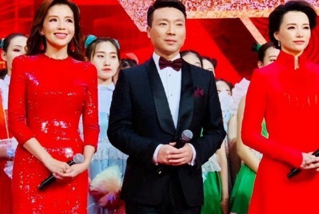 女主持|知名女主持现场失误,少穿一件衣服,张国立硬是60分钟没转头!