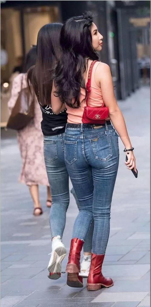 牛仔裤|高挑靓丽的小姐姐,紧身牛仔裤的穿搭,衬托出满满的性感!