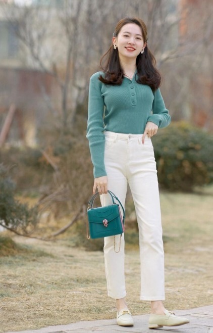 搭配 “针织衫”怎么穿才高级又时髦?看看这些搭配造型,温柔又百搭