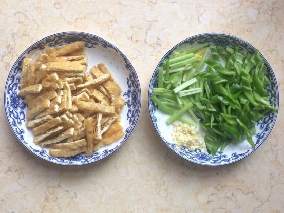 家常香辣芹菜豆腐菜，香辣开胃，营养美味，下饭还解馋