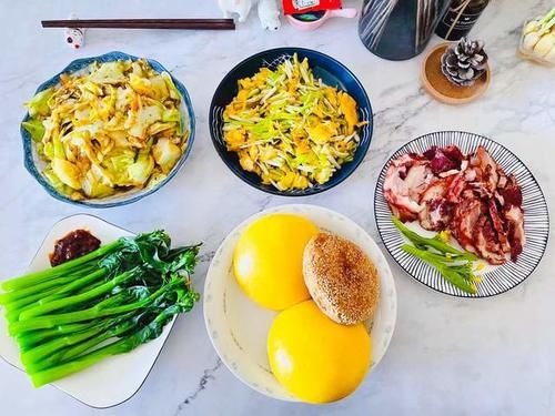 锅中放适量|晒晒我为家人做的晚餐,没有大鱼大肉也吃得舒坦,网友:家的味道