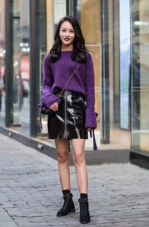 穿搭|淡黄色头发的小姐姐,身穿v领无袖上衣配个性裙,看上去十分的时尚