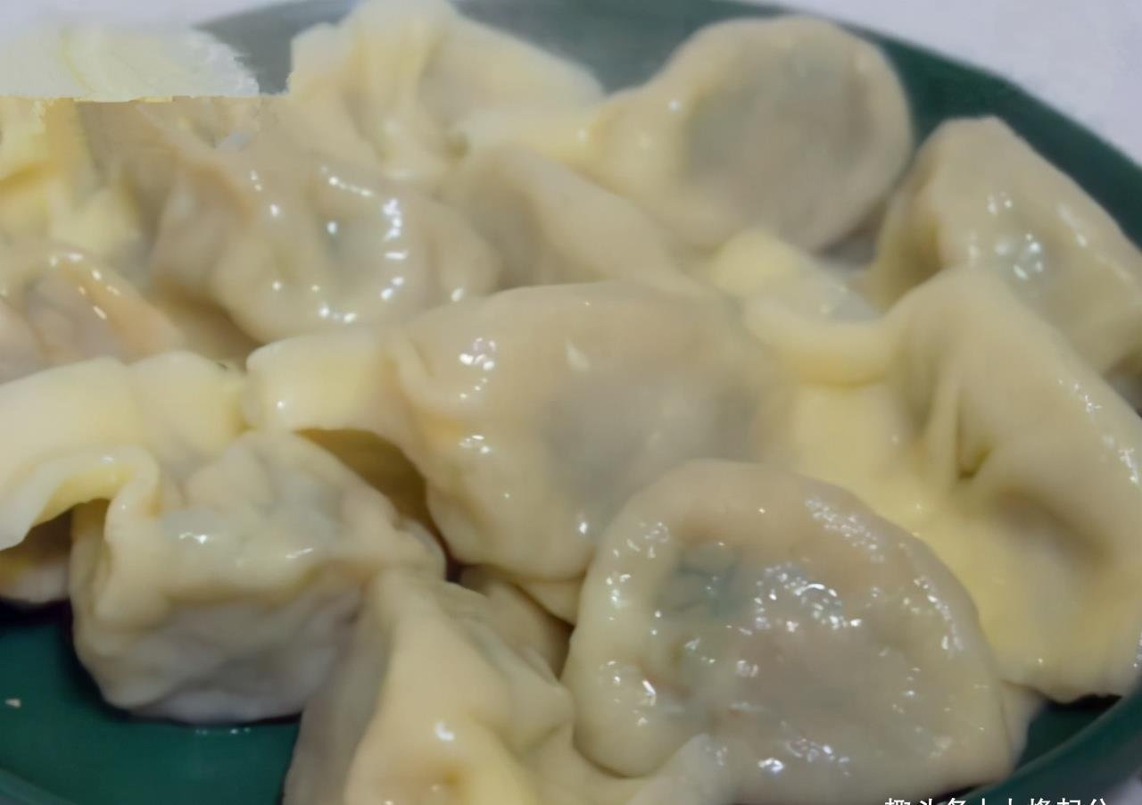 韭菜馅饺子,10人9错,多加这一步,韭菜翠绿不出水,真香