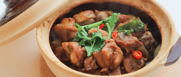 香到人人夸的「啫啫鸡煲」鲜嫩多汁，怎么能这么好吃