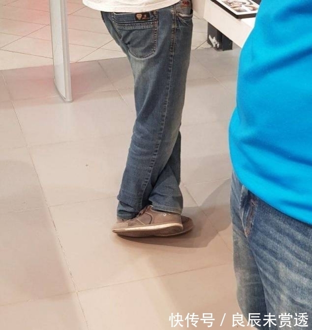 |搞笑图片幽默段子笑话:不小心摔了下手机,私房钱都摔出来了