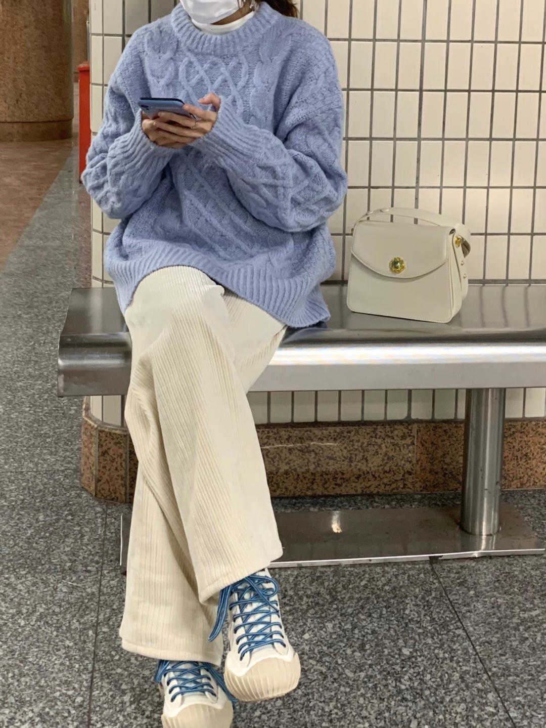 天蓝色 冬天室内穿搭千万别错过“蓝毛衣+白裤”,上身又美又仙,贼好看