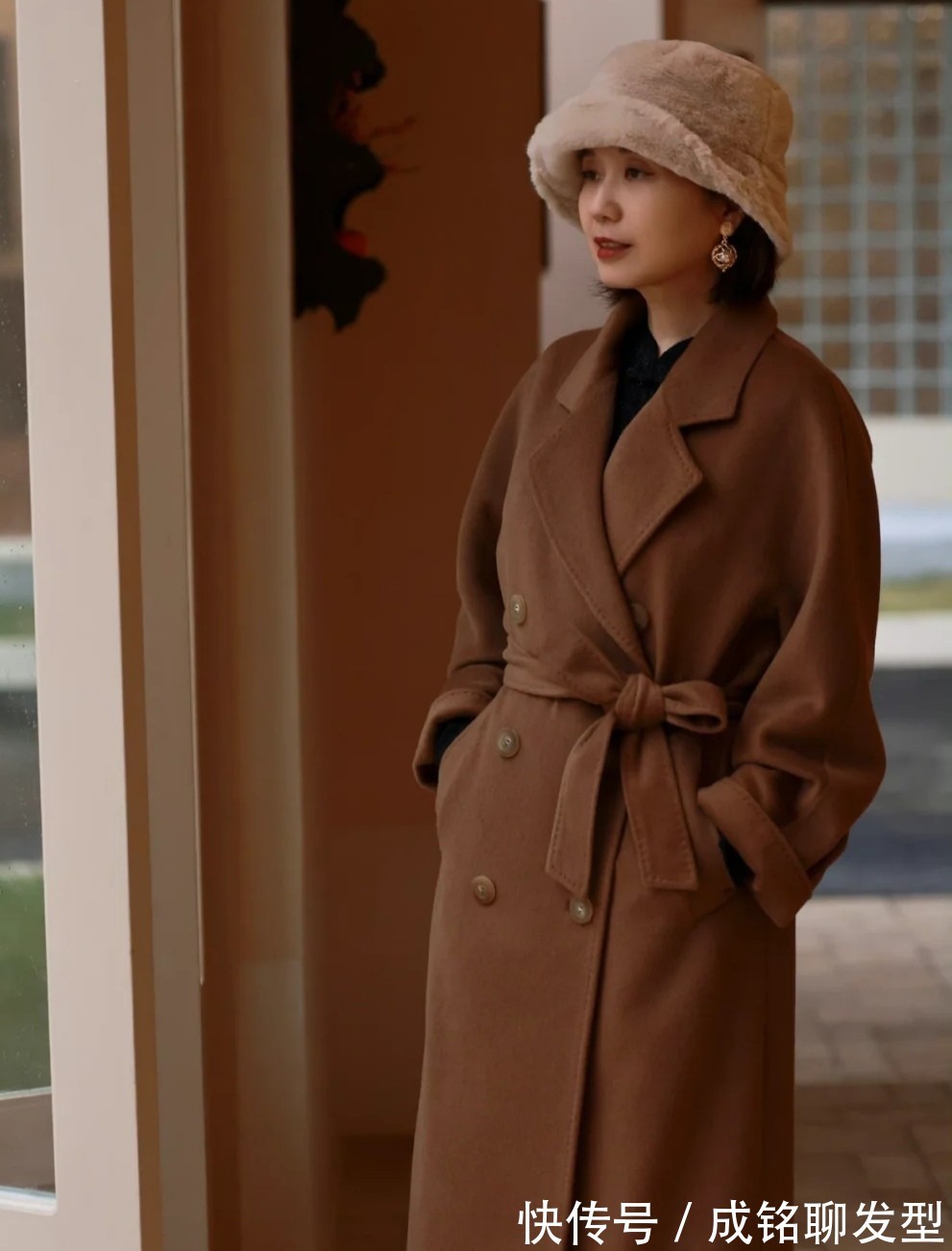 高领衫|四五十岁的女人,建议试试这几种大衣的搭配技巧,洋气时髦又显瘦