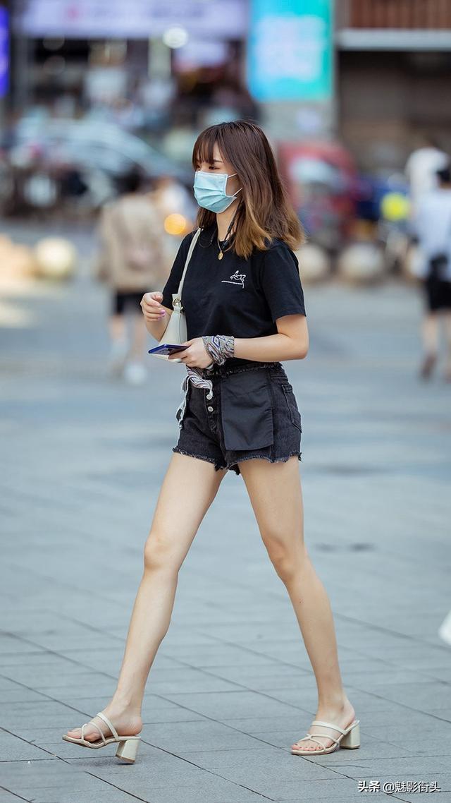 三伏天穿牛仔短裤,简单舒适又凉爽,在打造大长腿方面有傲人表现