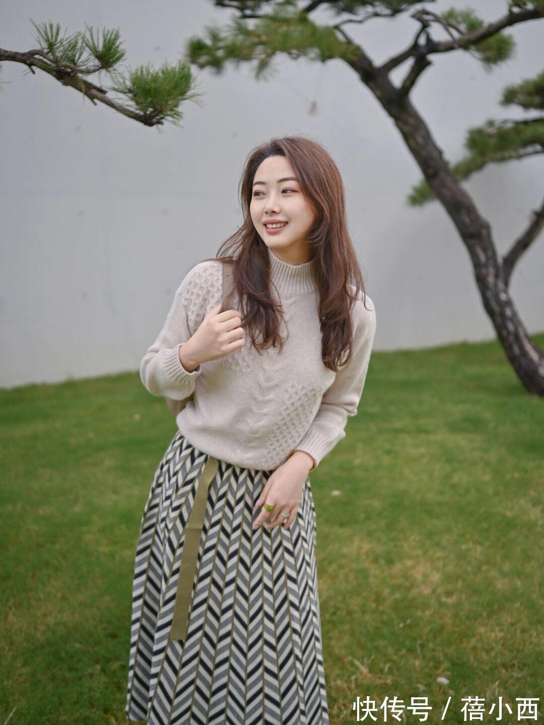 风衣|秋天建议30+女性多穿“半身裙”,搭配毛衣、风衣,优雅又显气质