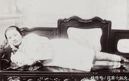 老照片|晚清老照片:青楼女子侧躺着身子,客人太老遭嫌弃
