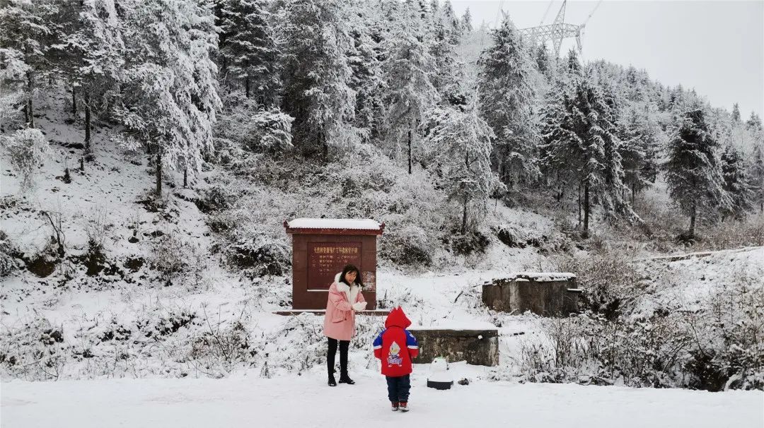 泥巴山解锁“雪景模式”！游客直呼过瘾！